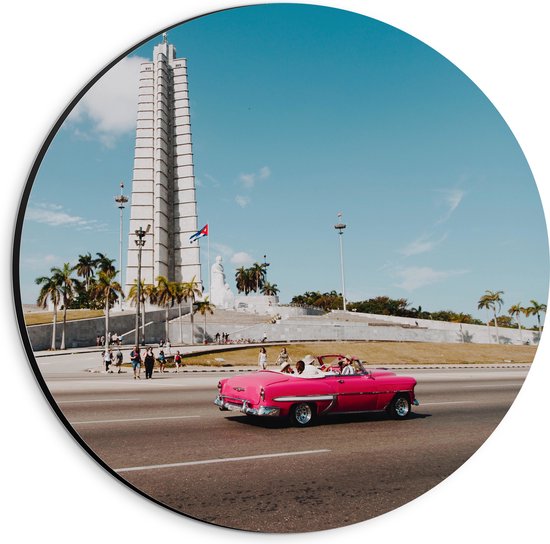 WallClassics - Dibond Muurcirkel - Roze Auto bij Gebouw in Cuba - 20x20 cm Foto op Aluminium Muurcirkel (met ophangsysteem)