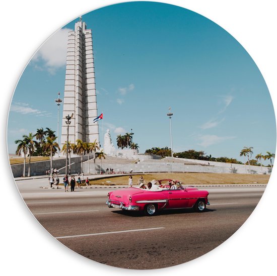 WallClassics - PVC Schuimplaat Muurcirkel - Roze Auto bij Gebouw in Cuba - 80x80 cm Foto op Muurcirkel (met ophangsysteem)