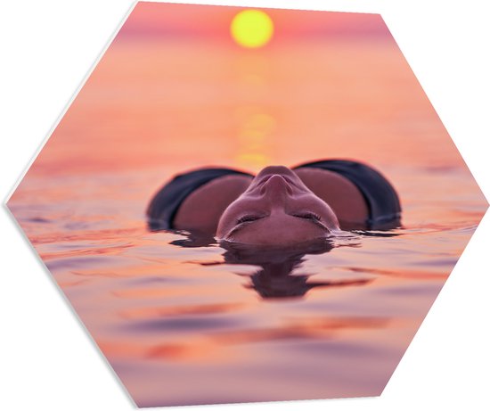 PVC Schuimplaat Hexagon - Vrouw met Rondingen in Zeewater tijdens Avondzon - 70x60.9 cm Foto op Hexagon (Met Ophangsysteem)