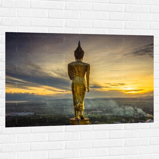 Muursticker - Gouden Buddha op Standaard met Uitzicht op Landschap - 120x80 cm Foto op Muursticker