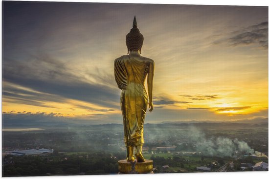 Vlag - Gouden Buddha op Standaard met Uitzicht op Landschap - 90x60 cm Foto op Polyester Vlag