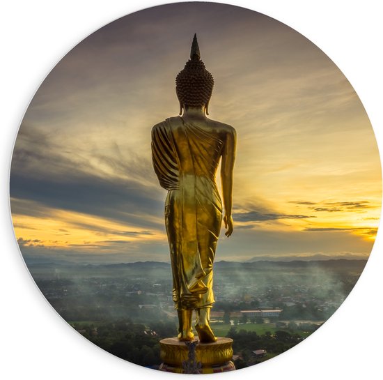 PVC Schuimplaat Muurcirkel - Gouden Buddha op Standaard met Uitzicht op Landschap - 90x90 cm Foto op Muurcirkel (met ophangsysteem)