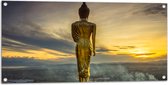 Tuinposter – Gouden Buddha op Standaard met Uitzicht op Landschap - 100x50 cm Foto op Tuinposter (wanddecoratie voor buiten en binnen)