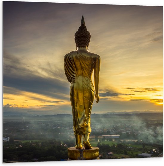 Dibond - Gouden Buddha op Standaard met Uitzicht op Landschap - 100x100 cm Foto op Aluminium (Wanddecoratie van metaal)