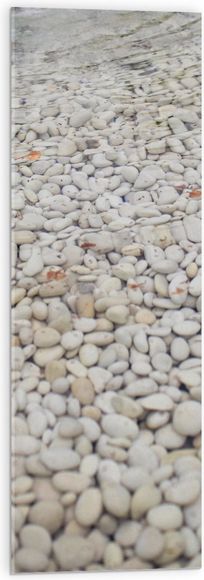 WallClassics - Acrylglas - Kleine Witte Kiezelstenen - 30x90 cm Foto op Acrylglas (Wanddecoratie op Acrylaat)