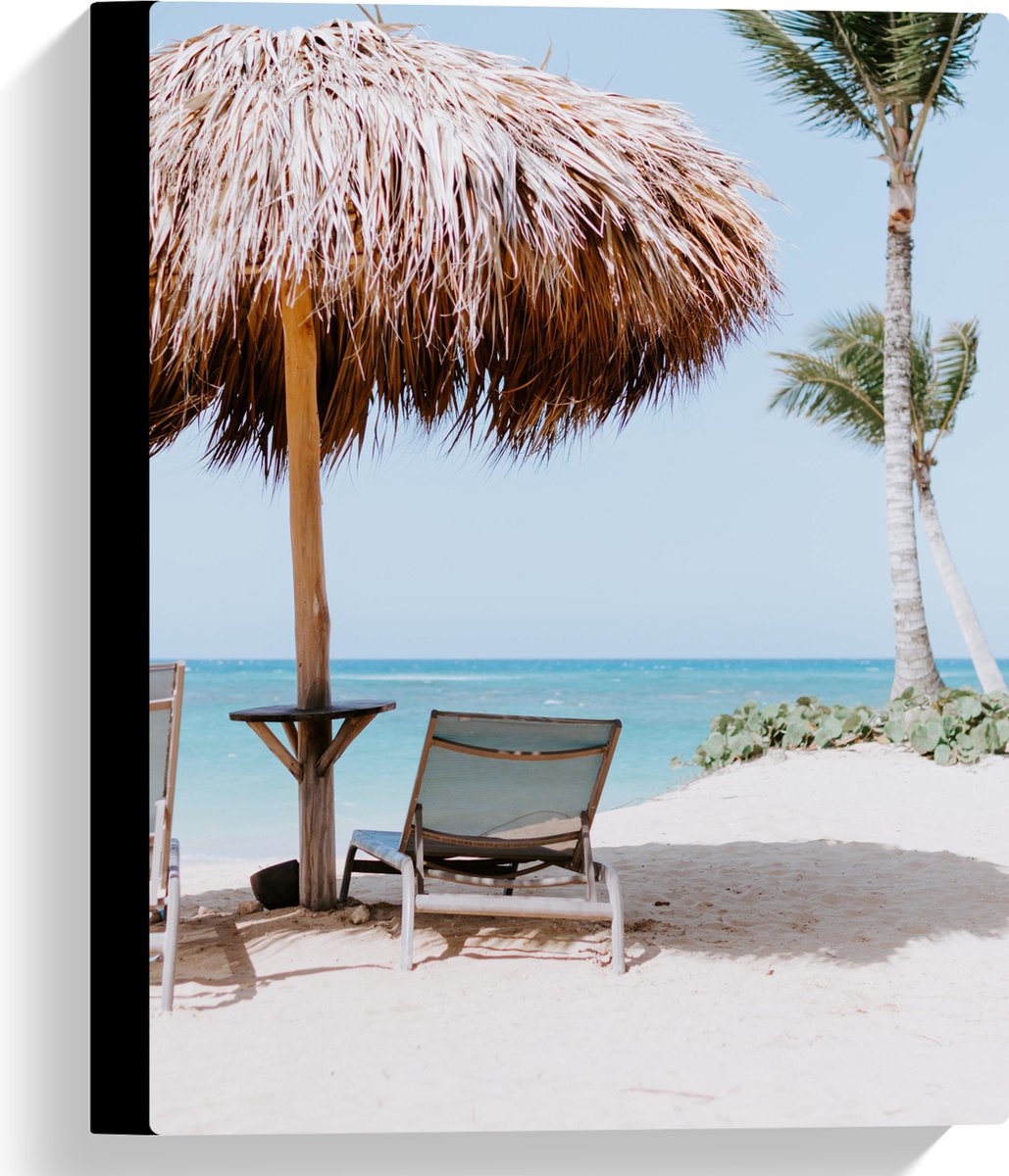 Canvas - Ligbedden onder Rieten Parasol met Palmboom - 30x40 cm Foto op Canvas Schilderij