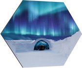 Dibond Hexagon - Iglo in IJslandschap onder Noorderlicht - 80x69.6 cm Foto op Hexagon (Met Ophangsysteem)
