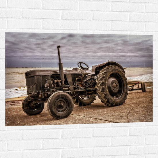 WallClassics - Muursticker - Zwarte Traktor aan het Water - 105x70 cm Foto op Muursticker