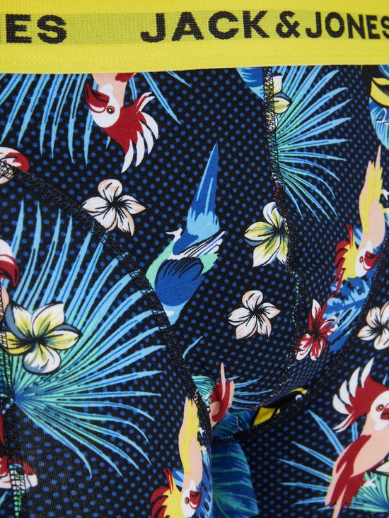 Close-up van boxershorts met donkerblauwe print van papegaaien en tropische bladeren. Gele tailleband met JACK & JONES logo.
