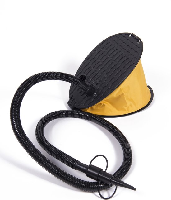Gele voetpomp met zwart antislip bovenoppervlak en zwarte, flexibele slang.