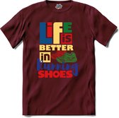 Life Is Better In Running Shoes | Hardlopen - Rennen - Sporten - T-Shirt - Unisex - Burgundy - Maat XL