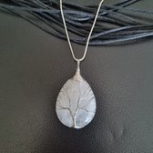 Edelsteen met zilveren ketting Bergkristal druppel met levensboom (grote variant)