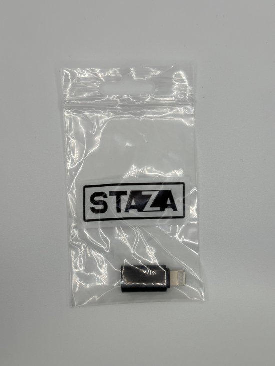 Adaptateur Lightning vers USB-C noir dans un emballage plastique avec logo Staza.