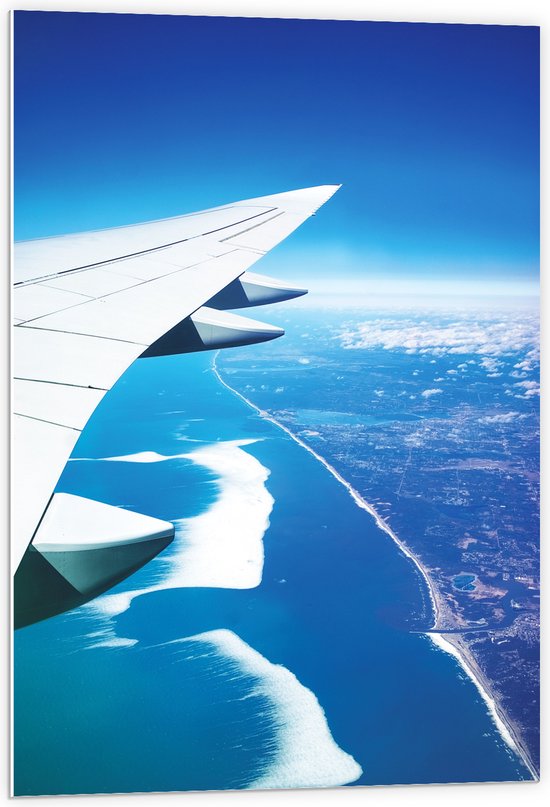WallClassics - PVC Schuimplaat- Vleugel van Vliegtuig boven de Kust - 60x90 cm Foto op PVC Schuimplaat