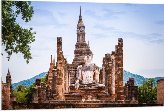 Acrylglas - Grote Buddha op Wat Mahathat Tempel voor Berg in Ayutthaya, Thailand - 105x70 cm Foto op Acrylglas (Wanddecoratie op Acrylaat)