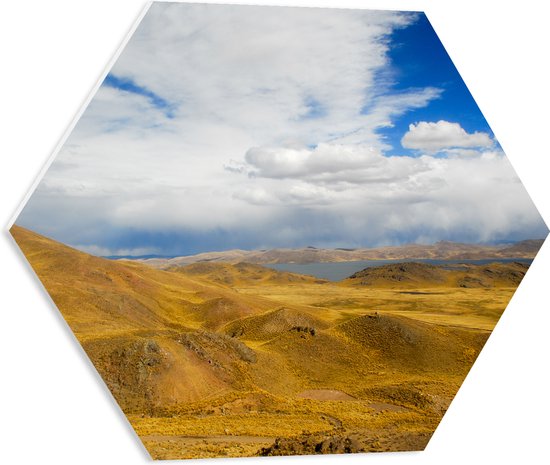 PVC Schuimplaat Hexagon - Geel Berglandschap onder Wolkenveld in Peru - 50x43.5 cm Foto op Hexagon (Met Ophangsysteem)