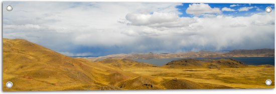 Tuinposter – Geel Berglandschap onder Wolkenveld in Peru - 90x30 cm Foto op Tuinposter (wanddecoratie voor buiten en binnen)