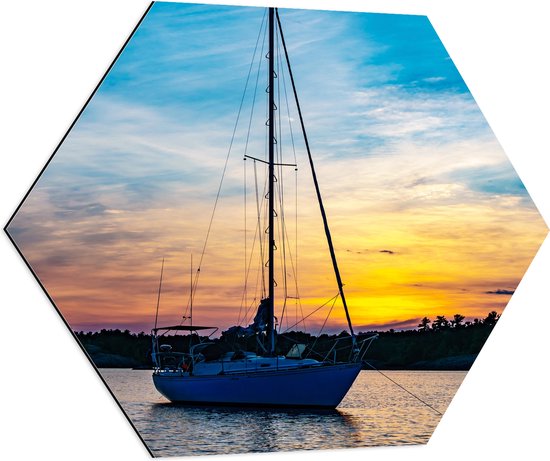 WallClassics - Dibond Hexagon - Vissersboot met Hoge Mast en Zonsondergang - 70x60.9 cm Foto op Hexagon (Met Ophangsysteem)