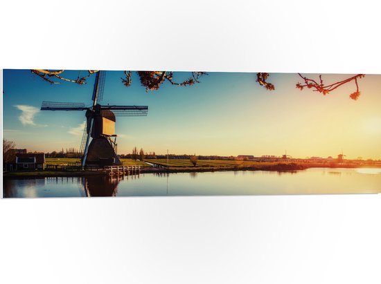 PVC Schuimplaat- Klassiek Bruine Molen aan het Water in Weiland in Nederland - 120x40 cm Foto op PVC Schuimplaat