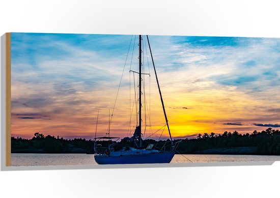 WallClassics - Hout - Vissersboot met Hoge Mast en Zonsondergang - 100x50 cm - 9 mm dik - Foto op Hout (Met Ophangsysteem)