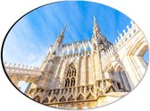 Dibond Ovaal - Onderaanzicht van Kathedraal van Milana onder Sluierbewolking, Italië - 28x21 cm Foto op Ovaal (Met Ophangsysteem)