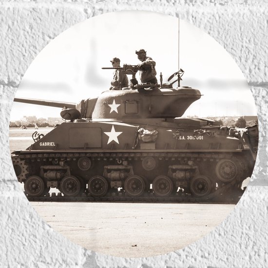 WallClassics - Muursticker Cirkel - Tank uit het Leger in het Zwart Wit - 20x20 cm Foto op Muursticker