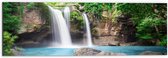 Dibond - Magische Waterval in Helderblauw Water Omringd door Begroeiing - 60x20 cm Foto op Aluminium (Met Ophangsysteem)