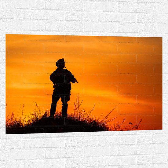 Muursticker - Silhouet van Soldaat uit het Leger bij Feloranje Lucht - 105x70 cm Foto op Muursticker