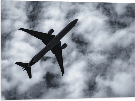 Vlag - Onderaanzicht van Passagiers Vliegtuig in Sluierbewolking - 80x60 cm Foto op Polyester Vlag