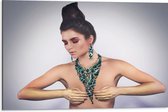 Dibond - Naakte Vrouw met Groene Opvallende Sieraden en Handen voor Borsten - 75x50 cm Foto op Aluminium (Wanddecoratie van metaal)