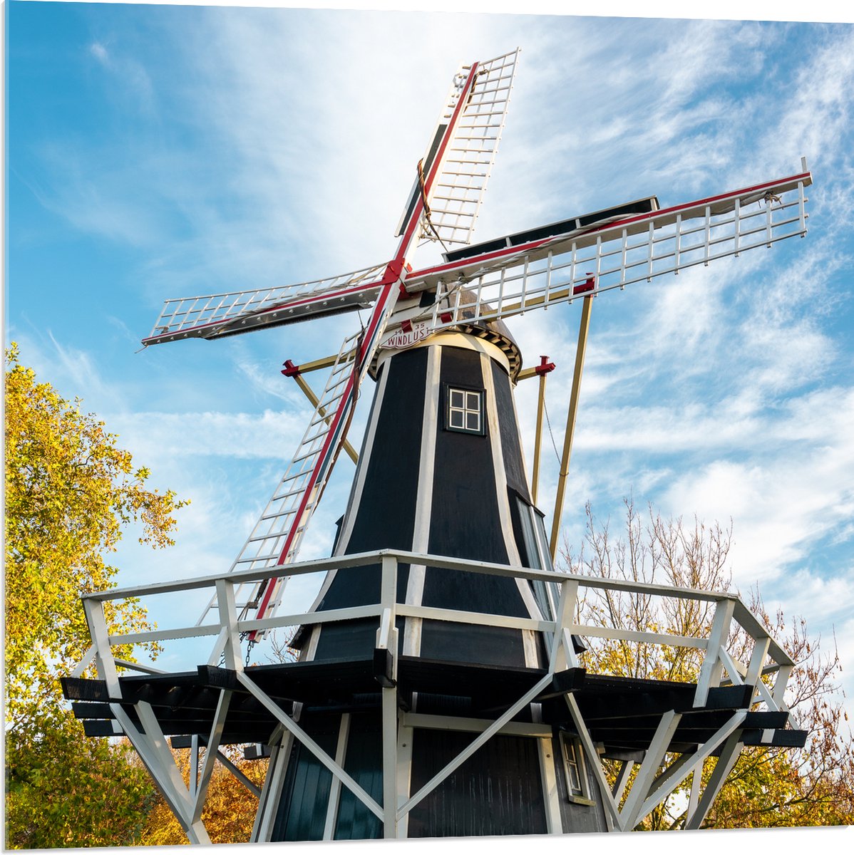 Acrylglas - Oude Zwarte Houten Windmolen onder Sluierbewolking - 80x80 cm Foto op Acrylglas (Wanddecoratie op Acrylaat)