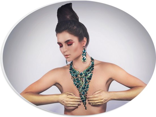 PVC Schuimplaat Ovaal - Naakte Vrouw met Groene Opvallende Sieraden en Handen voor Borsten - 28x21 cm Foto op Ovaal (Met Ophangsysteem)