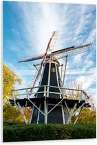 PVC Schuimplaat- Oude Zwarte Houten Windmolen onder Sluierbewolking - 80x120 cm Foto op PVC Schuimplaat