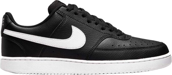 Zwarte Nike sneaker met witte zool en wit Nike logo.