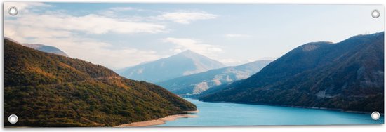 Tuinposter – Landschap van Water tussen Bergen vol Bomen - 90x30 cm Foto op Tuinposter (wanddecoratie voor buiten en binnen)