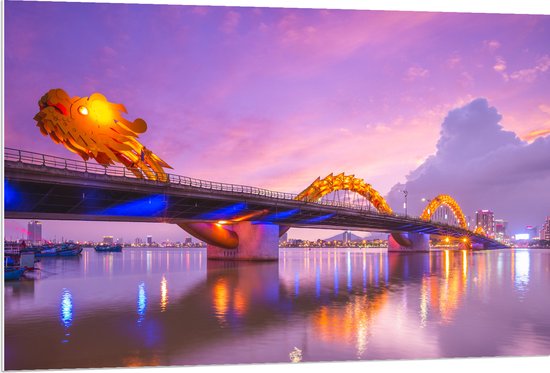 PVC Schuimplaat- Paarse Lucht boven Verlichte Dragon brug in Da Nang, Vietnam - 120x80 cm Foto op PVC Schuimplaat