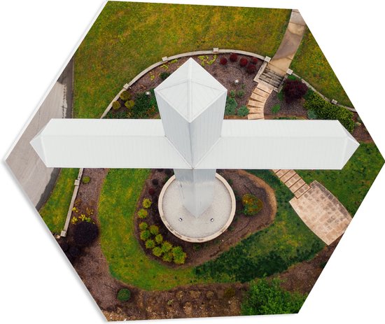 PVC Schuimplaat Hexagon - Bovenaanzicht van Gigantisch Wit Kruis - 60x52.2 cm Foto op Hexagon (Met Ophangsysteem)