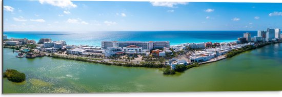 Dibond - Lange Boulevard van Laguna Del Condado in San Juan, Puerto Rico - 90x30 cm Foto op Aluminium (Wanddecoratie van metaal)