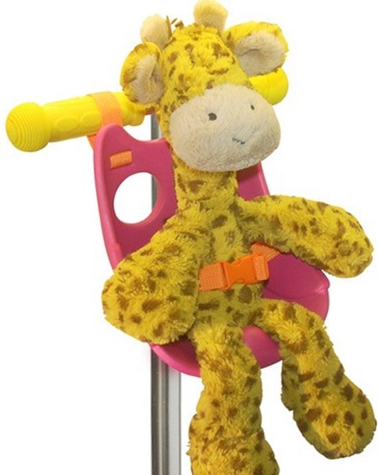 Gele giraf knuffel met bruine vlekken, zittend in een roze autostoeltje met oranje riem.