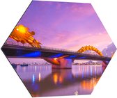Dibond Hexagon - Paarse Lucht boven Verlichte Dragon brug in Da Nang, Vietnam - 80x69.6 cm Foto op Hexagon (Met Ophangsysteem)