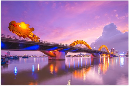 Poster (Mat) - Paarse Lucht boven Verlichte Dragon brug in Da Nang, Vietnam - 120x80 cm Foto op Posterpapier met een Matte look
