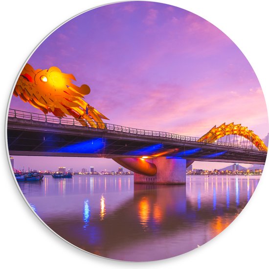 PVC Schuimplaat Muurcirkel - Paarse Lucht boven Verlichte Dragon brug in Da Nang, Vietnam - 30x30 cm Foto op Muurcirkel (met ophangsysteem)