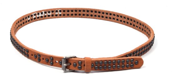 Bruine leren riem met twee rijen zwarte studs en gesp.