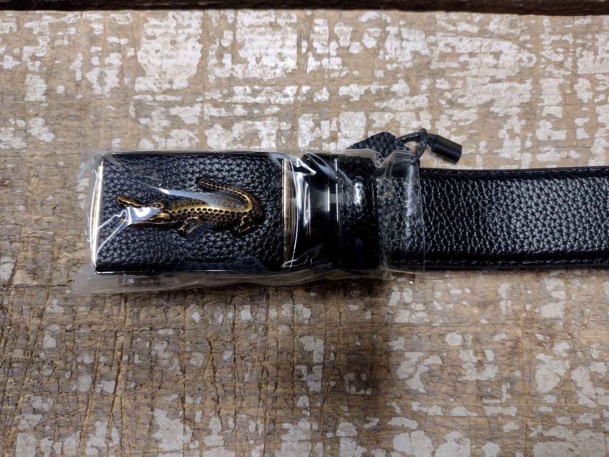 RR22-68.mb.m : zwart leren riem, messingkl krokodil buckle, messingkl zijde, 125cm