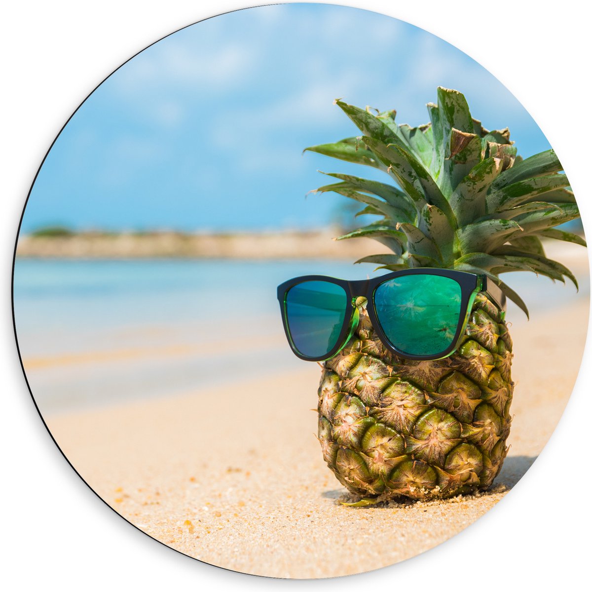 Dibond Muurcirkel - Ananas met Zonnebril Chillend op het Strand - 60x60 cm Foto op Aluminium Muurcirkel (met ophangsysteem)