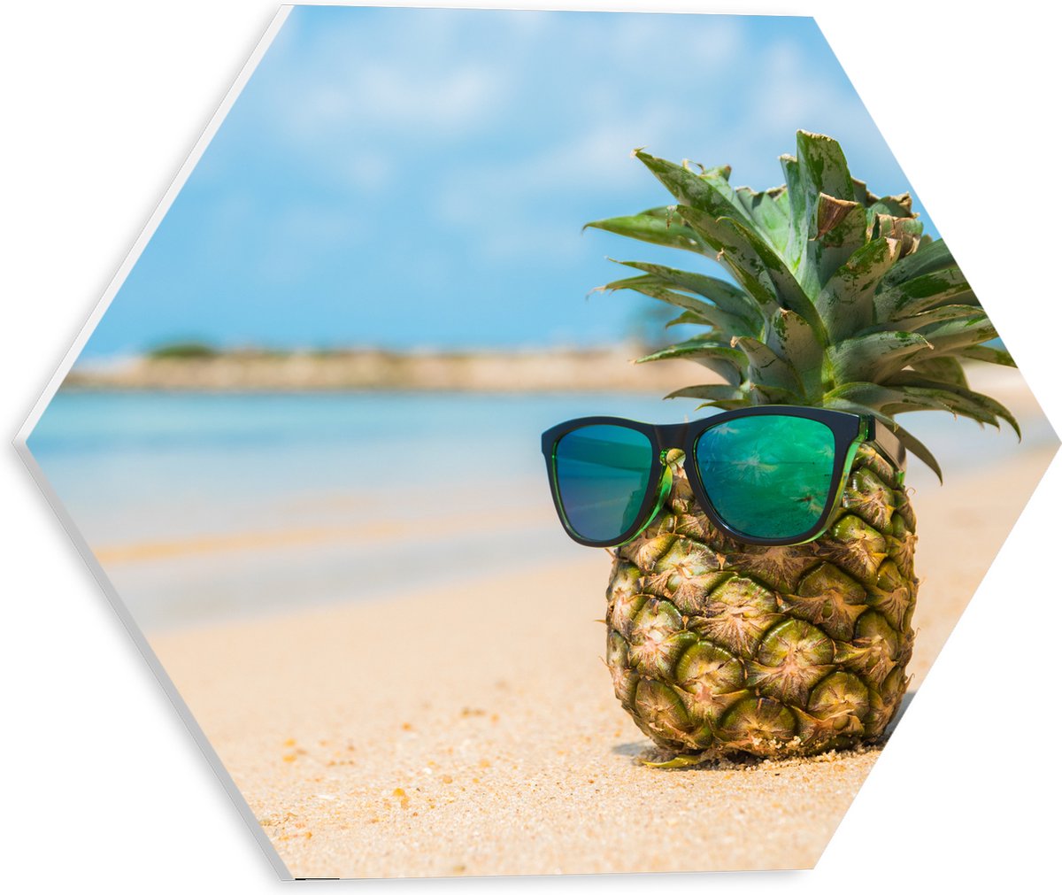 PVC Schuimplaat Hexagon - Ananas met Zonnebril Chillend op het Strand - 30x26.1 cm Foto op Hexagon (Met Ophangsysteem)