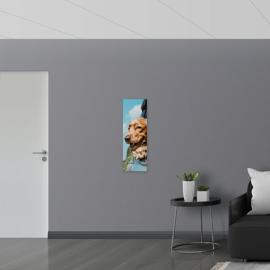 Acrylglas - Bruine Hond hangend uit Autoraam - 30x90 cm Foto op Acrylglas (Wanddecoratie op Acrylaat)