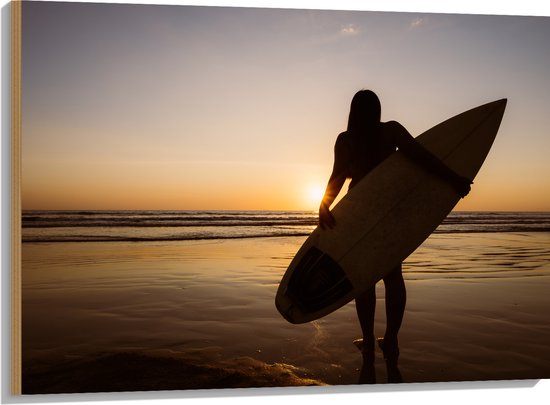 Hout - Achteraanzicht van Surfer lopend over het Strand - 100x75 cm - 9 mm dik - Foto op Hout (Met Ophangsysteem)