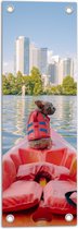 WallClassics - Tuinposter – Hondje met Zwemvest op een Boot - 20x60 cm Foto op Tuinposter (wanddecoratie voor buiten en binnen)