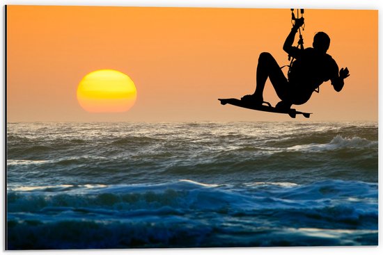 Dibond - Kiteboarder in Actie op Hoge Golven bij Zonsondergang - 60x40 cm Foto op Aluminium (Wanddecoratie van metaal)